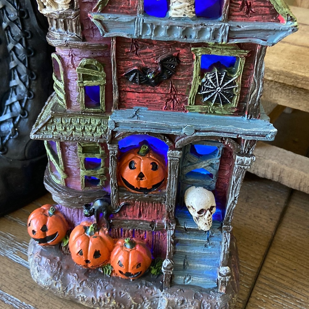 NEW! Spooky Cute Lighted Haunted Mummy Mansion Halloween Holiday Village House - Picture 3 of 11